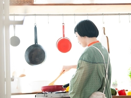 「密接な人づきあい」より「寂しくても自由」を選ぶ現役世代。現代の基本は“孤独”なのか？