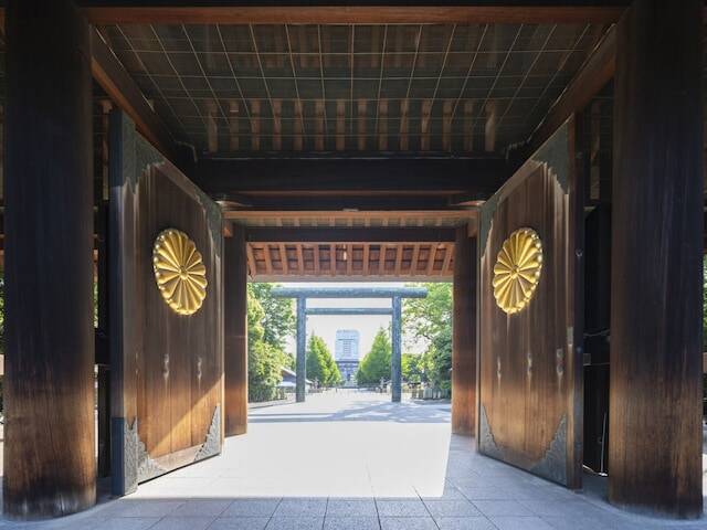 「菊＝縁起が悪い」は誤解？ なぜ皇室の紋章にも使われる高貴な花が「仏花」の定番になったのか？
