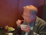 「「肉がどう見ても生だそ？」高須克弥氏、生肉食べる？ 動画に心配の声「焼かない焼肉」「大丈夫なのかな？」」の画像1