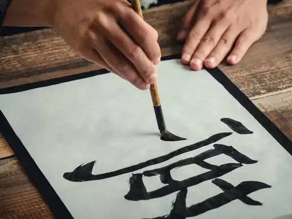 「先生、家で練習してる？」書き初めの手本、実は……。現役教員が明かす「準備ゼロ」の裏側