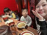 「あやなん、息子たちとラーメン食べる姿を披露「色々あったけど子供が元気なら別になんでもいいなと思える」」の画像1