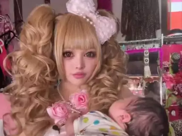 「ベイビー大丈夫そう…？」人気モデル、赤ちゃん抱く姿に一部から心配の声。「おめでとうすぎる」「大丈夫かよ？」