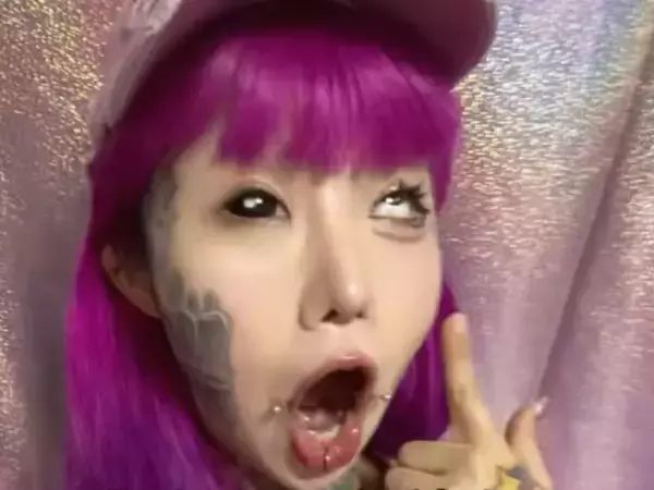 「一生後悔ものだろ」女性彫師、“目にタトゥー”動画が物議「大丈夫なの？」「理由しょーもなくて草」