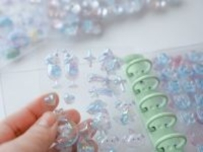 孫にあげる「ボンボンドロップシール」ほしさに行列した祖父が転倒……。熱狂がもたらすものとは