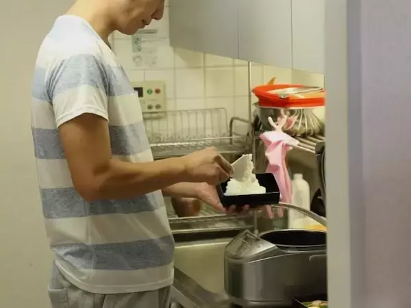 「結局実家のほうがよかったのかも」外食の誘惑に耐えながら“自炊”を続ける…25歳男性の節約事情