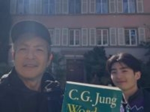 「息子とふたり」つるの剛士、海外“密度の濃い男旅”ショット公開！ 「めちゃくちゃ楽しそうすぎて」