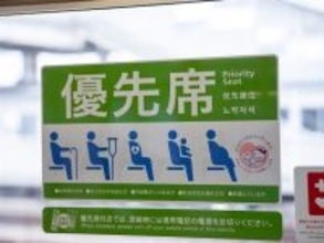 妊婦の「電車で席を譲ってもらえない」との声に批判が。妊娠中の女性が「車内で体験したこと」