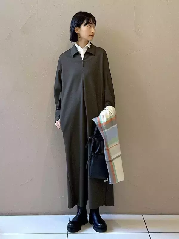 「トレンドは襟つき！ レイヤードでサマ見え！ 40代におすすめ「冬のおしゃれワンピースコーデ」4選」の画像