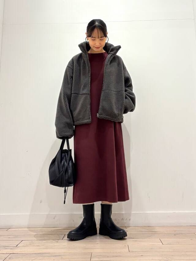 トレンドは襟つき！ レイヤードでサマ見え！ 40代におすすめ「冬のおしゃれワンピースコーデ」4選