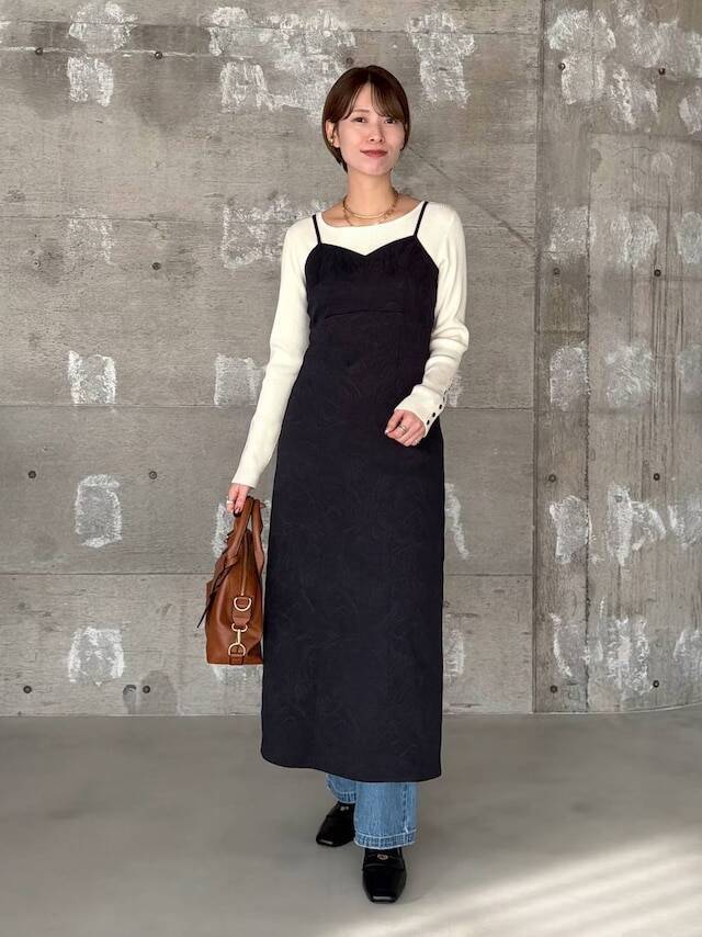 トレンドは襟つき！ レイヤードでサマ見え！ 40代におすすめ「冬のおしゃれワンピースコーデ」4選