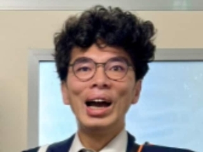 「仁さんの若い頃にそっくり」片桐仁、イケメン次男の個性的な卒業式ショットを披露！ 「遺伝子強www」