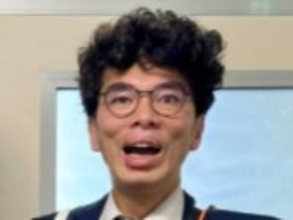 「仁さんの若い頃にそっくり」片桐仁、イケメン次男の個性的な卒業式ショットを披露！ 「遺伝子強www」