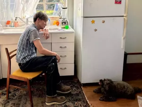 木村拓哉、キッチンのセットで愛犬と見つめ合う、ほっこり撮影オフショットに反響！