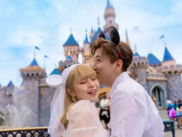 「最高のPrinceすぎる」夫婦YouTuber、結婚2周年を報告！ ディズニーショット公開「最後アイアンマンでやばい」