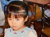 「「常時不機嫌なのわろたwww」イコラブ大谷映美里、幼少期写真を公開！ 「笑ってない」「強い意志を感じる」」の画像1