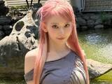 「「ウエスト細っ」宮脇咲良、へそ丸出し圧巻スタイル公開！ 「ピンクは似合いすぎてて本当に妖精みたい」」の画像1