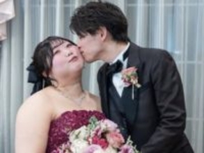 「顔が整ってる」ぽっちゃりインフルエンサー、5年越しの結婚式ショット公開！ 「完璧なカップル」