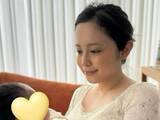 「「優しいママの顔」久慈暁子、赤ちゃんを抱く姿に「お顔が美しすぎる」「出産して一段と美しく魅力的に」反響」の画像1