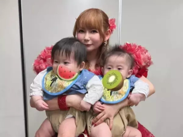 「スクスクと成長してますね」中川翔子、ライブ衣装で双子を抱く姿に「推しの子みたい」と反響！