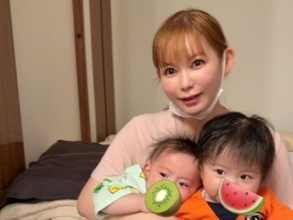 「大変だけど幸せ時間」中川翔子、“登ってきてすりすり”両手に双子！ 「こりゃ～しょこたんママも大変」