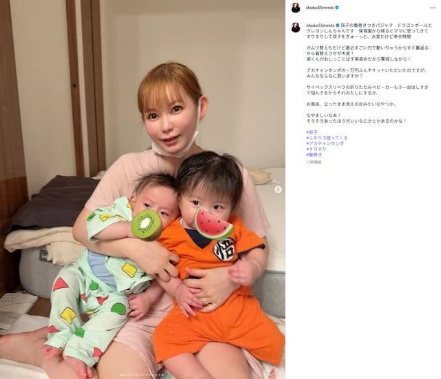「大変だけど幸せ時間」中川翔子、“登ってきてすりすり”両手に双子！ 「こりゃ～しょこたんママも大変」