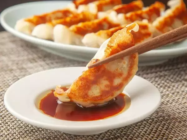 「餃子50個が届いて家族でパーティー」33歳女性が5年保有する冷凍食品どっさりの株主優待
