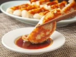 「餃子50個が届いて家族でパーティー」33歳女性が5年保有する冷凍食品どっさりの株主優待