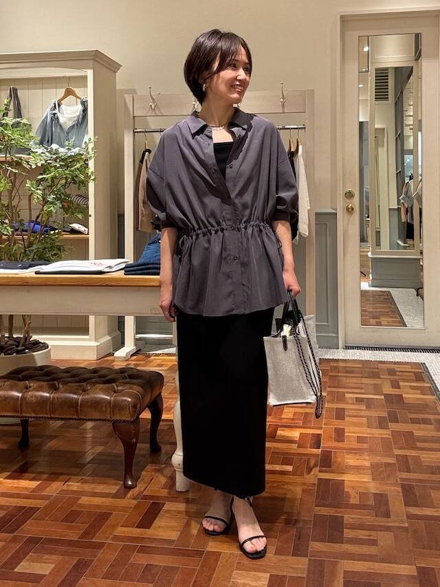 腰の位置を上げて脚長に！ウエストマーク ＆「3首見せ」でかなう40代のスタイルアップ夏コーデ