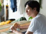 「奨学金残り160万円「出費が重なる月の食事は全てパン」27歳男性・月1万5000円の返済生活」の画像1