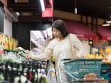 「月1万円の赤字「必死にポイントの貯まる店舗を回る」年金11万円・71歳女性の老後ひとり暮らし」の画像1