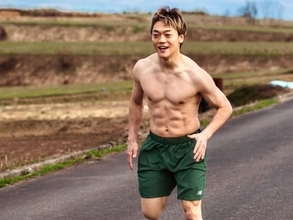 「いい身体」おばたのお兄さん、38歳の誕生日を報告！ 裸足で激走する姿に「腹筋バキバキやないか！」