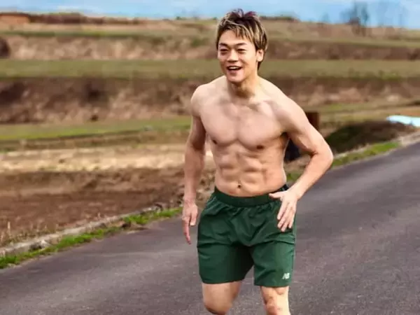 「いい身体」おばたのお兄さん、38歳の誕生日を報告！ 裸足で激走する姿に「腹筋バキバキやないか！」