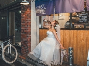 「写真、良すぎる」元アイドル、結婚報告写真が話題に！ 「ウエディングドレスとビール瓶が似合う女」