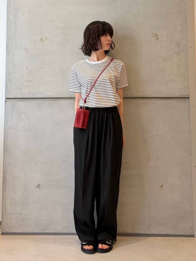 ニュートラルカラーに「赤小物」を一点投入！ 40代におすすめしたい「夏の差し色コーデ」4選