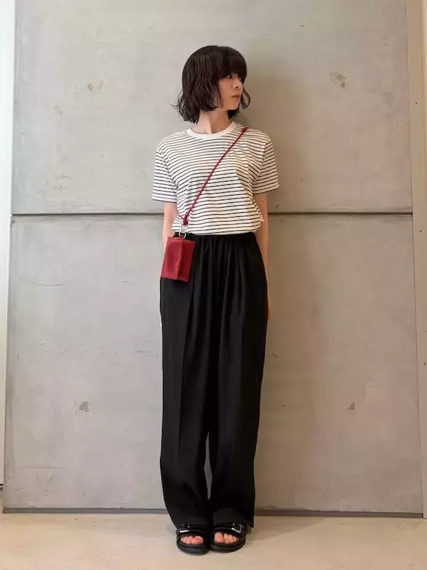 「ニュートラルカラーに「赤小物」を一点投入！ 40代におすすめしたい「夏の差し色コーデ」4選」の画像