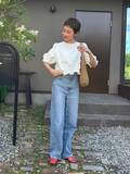 「ニュートラルカラーに「赤小物」を一点投入！ 40代におすすめしたい「夏の差し色コーデ」4選」の画像4