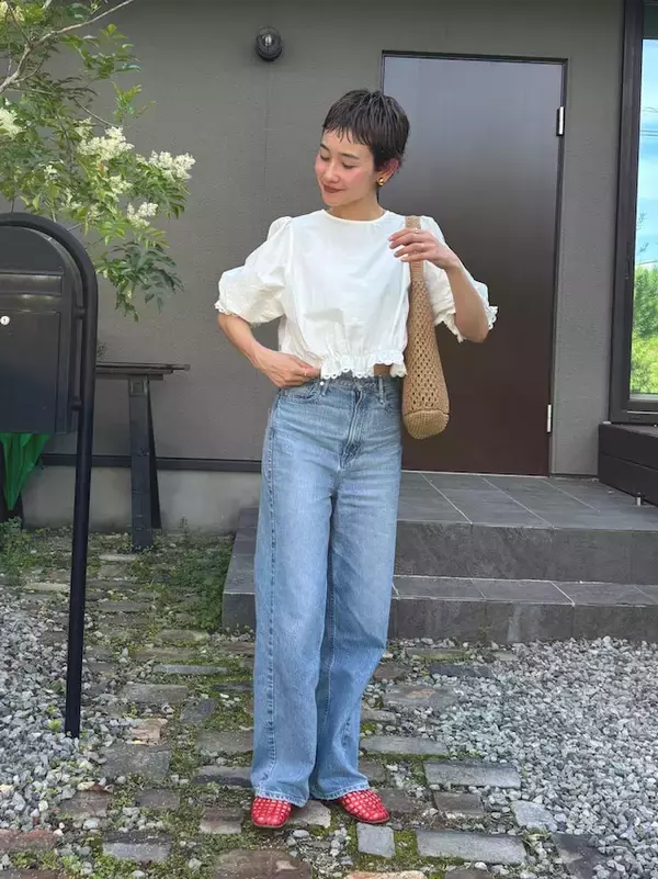 「ニュートラルカラーに「赤小物」を一点投入！ 40代におすすめしたい「夏の差し色コーデ」4選」の画像