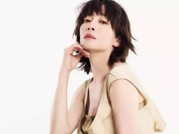 「宮沢りえ、『Numero Tokyo』表紙を飾るモデルショット公開！ 真っ赤なドレスなど個性的な姿を披露」の画像