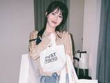 「「めっちゃ買ってる」浜辺美波、ショッピングを楽しむ姿に「ハーフアップも似合ってます」「可愛い笑顔」」の画像1