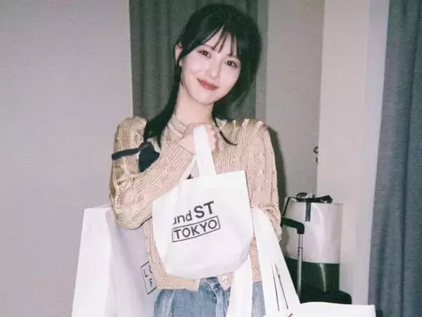 「めっちゃ買ってる」浜辺美波、ショッピングを楽しむ姿に「ハーフアップも似合ってます」「可愛い笑顔」