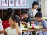 「「不登校はペナルティー？」給食費無償化の盲点、“食べられない子”への支援から外れる自治体も」の画像1