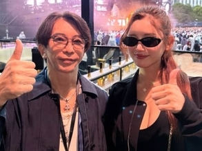 「多忙すぎない？？」あっすん、エイベックス松浦会長との2ショット公開「なんかマトリックスに出てきそう」