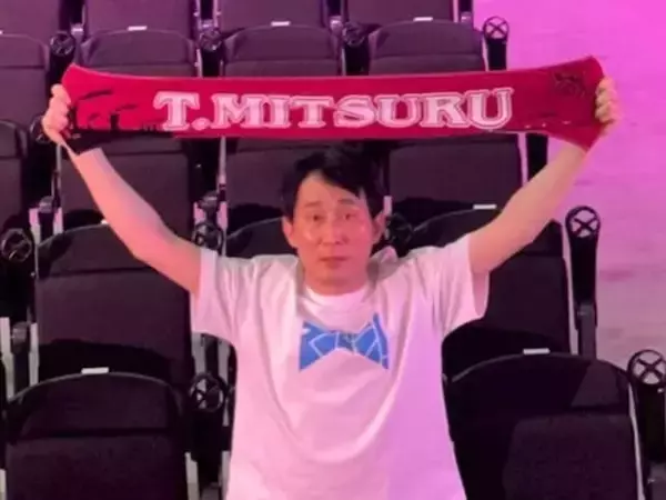 「寄りの顔は狂人」シソンヌ・じろう、推しのタオルを掲げる中年ファン姿を披露！ 「居そうw」「かわちぃ」
