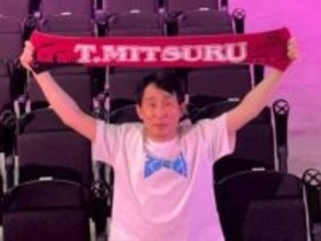 「寄りの顔は狂人」シソンヌ・じろう、推しのタオルを掲げる中年ファン姿を披露！ 「居そうw」「かわちぃ」