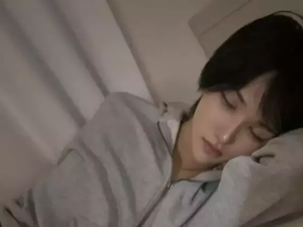 「寝顔が綺麗すぎて」大食いYouTuber、夫の顔出しショット公開「イケメン過ぎた」「うわーめっちゃイケメン」