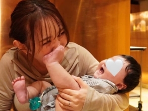 「どんどん成長していくね」美人タレント、芸人夫との育児ショット公開「寝相の写真親子って感じがする」