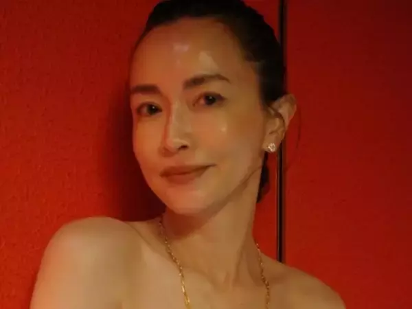 「肌見せ最高」長谷川京子、“久しぶりにオシャレして”肩出しスタイル披露「スタイル抜群でとっても素敵」