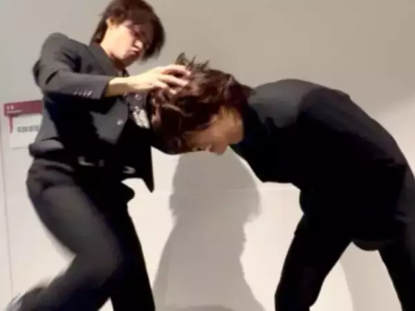 「「倒されたかったのか？笑」上田竜也、“寺西拓人の倒し方”を公開！ 「成人男性を軽そうに抱えてる」」の画像