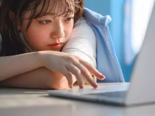 「逃げ場を作り出すのが難しい」25歳女性、年収250万。生活費0円の実家暮らしで抱える“周囲の目”