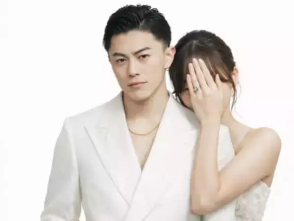 「腰の手www」人気YouTuber、“結婚報告”ショットにツッコミ。「最後の一行で全部持ってかれたww」